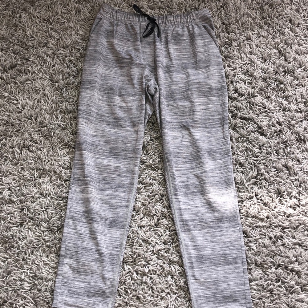 Lululemon jet crop joggers size 6